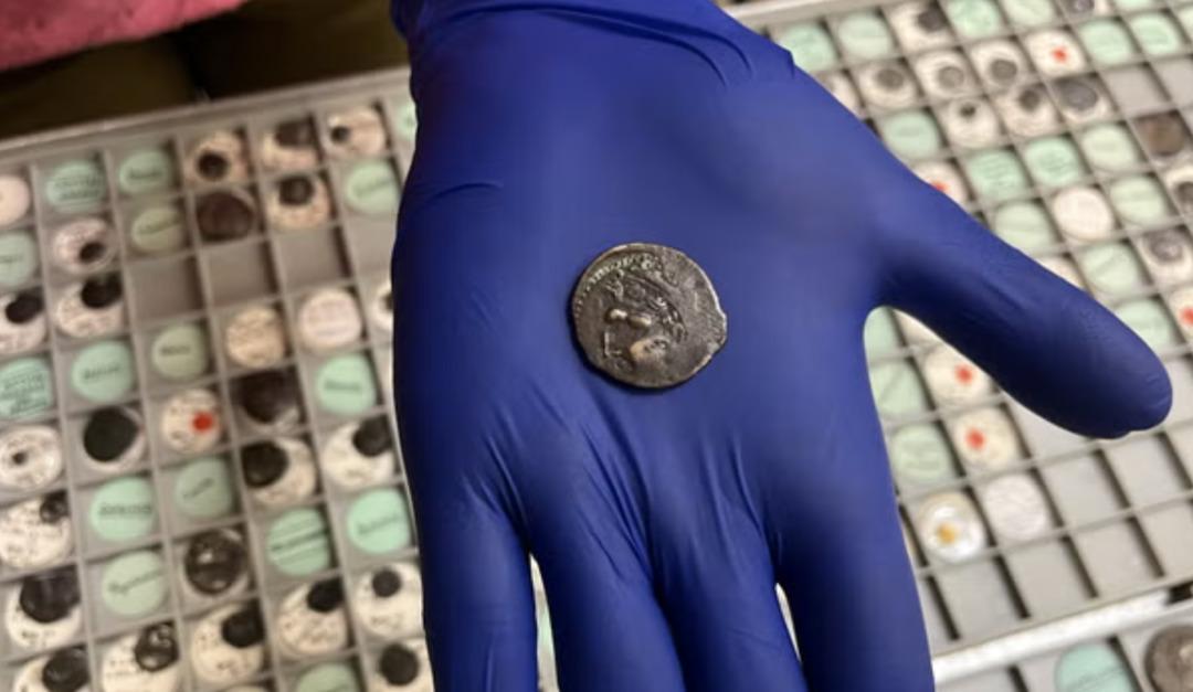 Kimse fark etmedi! Otob&uuml;se binmek i&ccedil;in kullandığı para 2.000 yıllık hazine &ccedil;ıktı  1