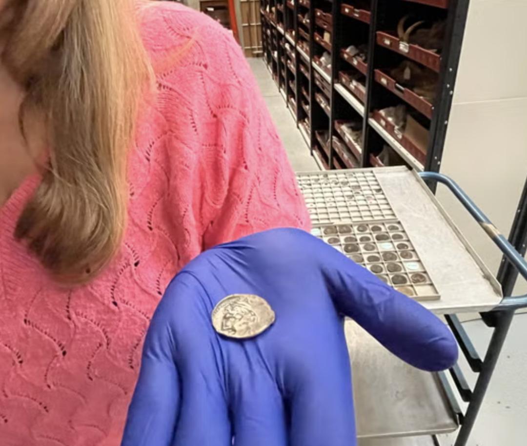 Kimse fark etmedi! Otob&uuml;se binmek i&ccedil;in kullandığı para 2.000 yıllık hazine &ccedil;ıktı  2