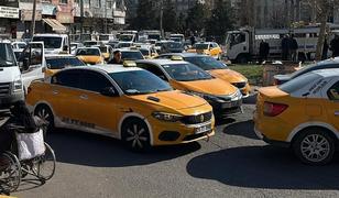 Taksiciler kuyruk oldu: Zam gelince harekete ge&ccedil;tiler