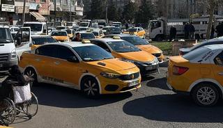 Taksiciler kuyruk oldu: Zam gelince...