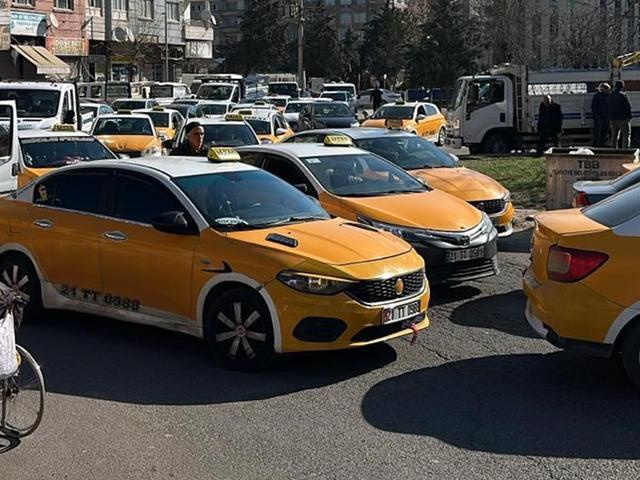 Taksiciler kuyruk oldu: Zam gelince harekete ge&ccedil;tiler