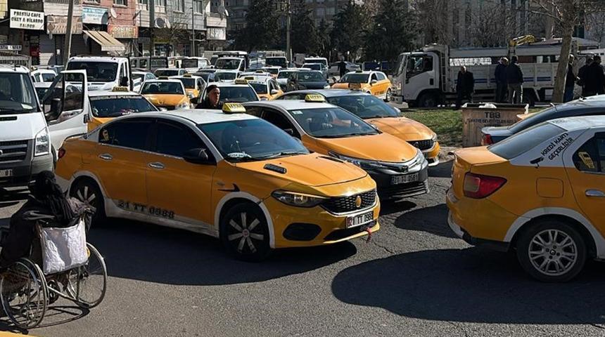 Taksiciler kuyruk oldu: Zam gelince harekete ge&ccedil;tiler