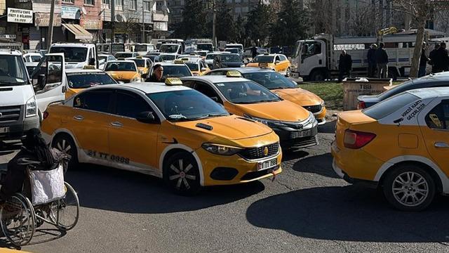 Taksiciler kuyruk oldu: Zam gelince harekete geçtiler