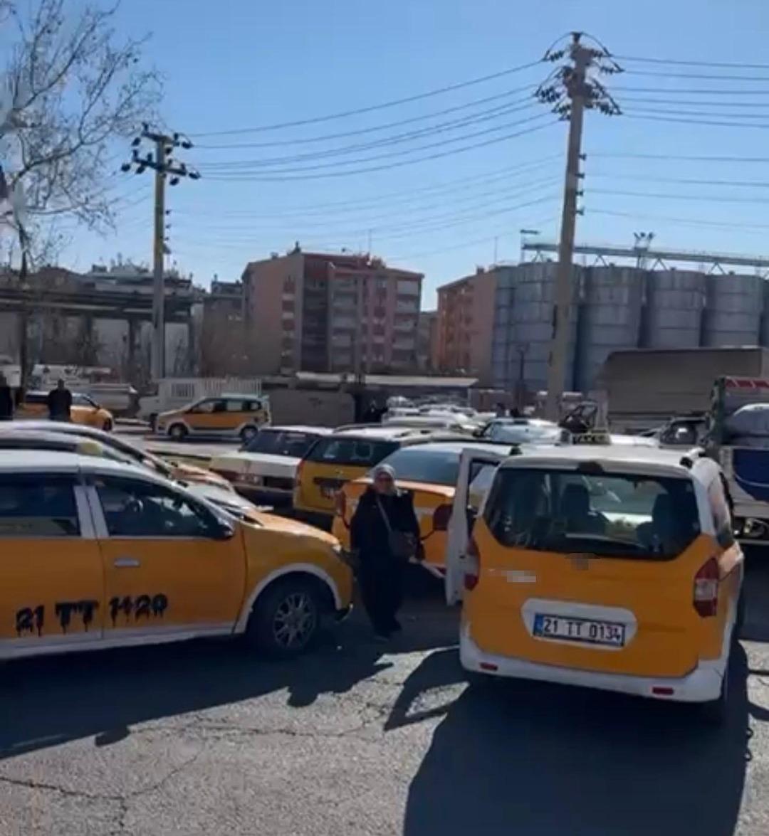 Taksiciler kuyruk oldu: Zam gelince harekete ge&ccedil;tiler 1