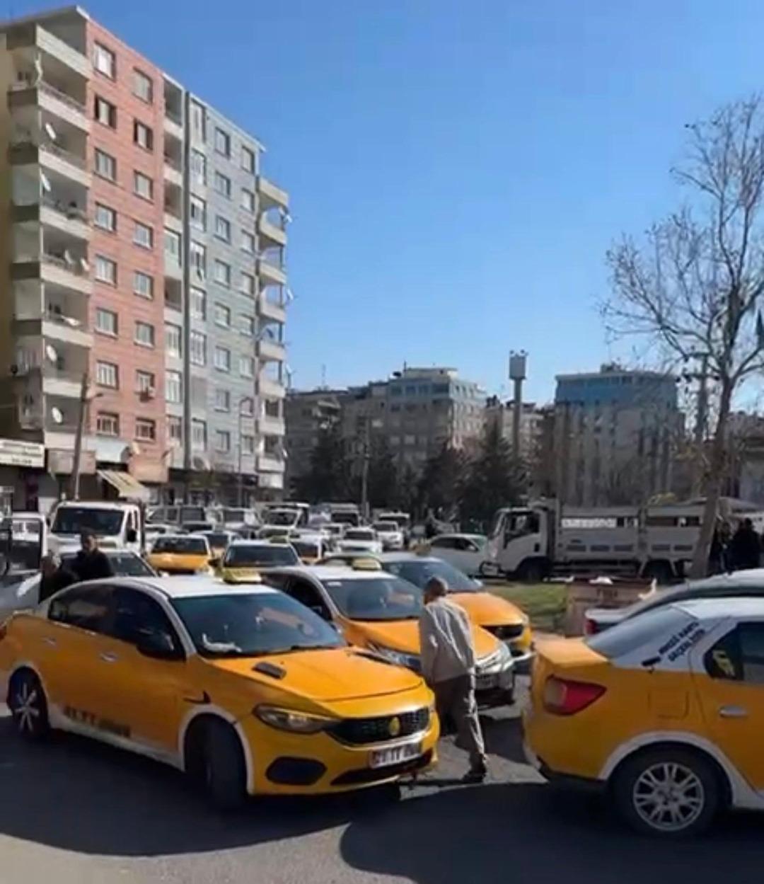 Taksiciler kuyruk oldu: Zam gelince harekete ge&ccedil;tiler 2