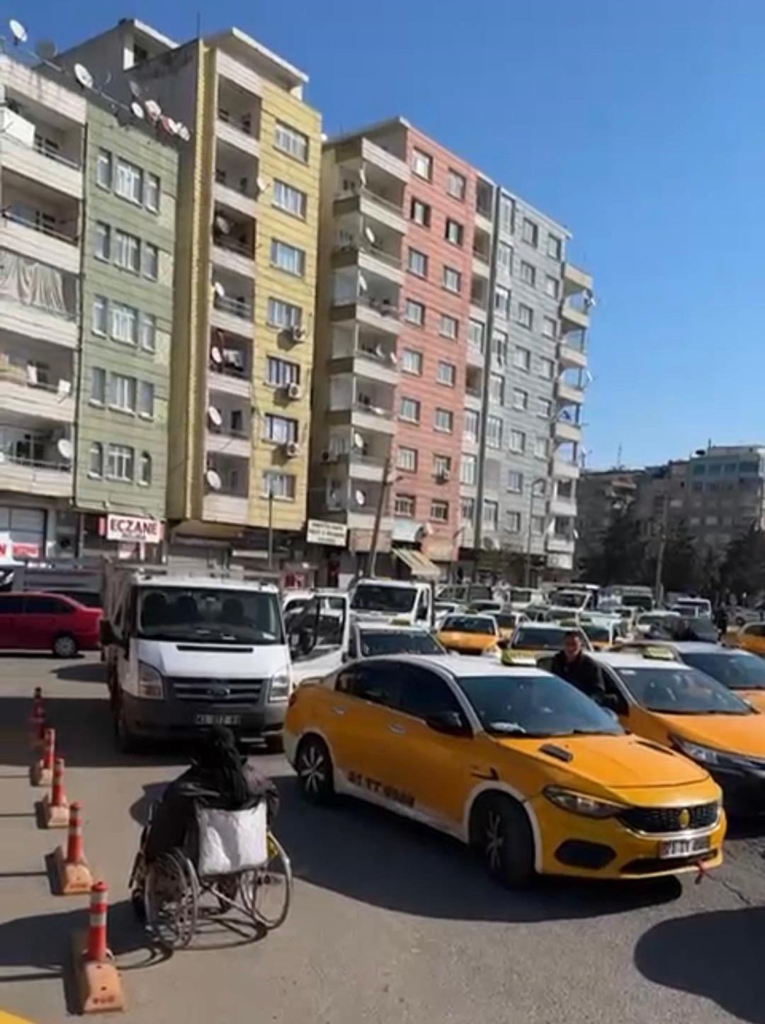 Taksiciler kuyruk oldu: Zam gelince harekete ge&ccedil;tiler 3