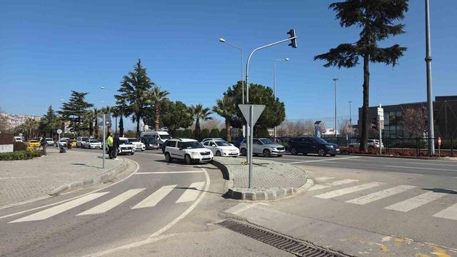 Ref&uuml;je &ccedil;arpan otomobil yan yattı: 1 yaralı 5