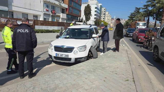 Ref&uuml;je &ccedil;arpan otomobil yan yattı: 1 yaralı 3