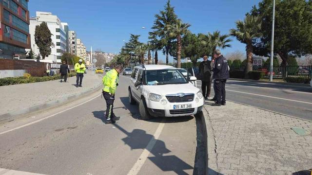 Ref&uuml;je &ccedil;arpan otomobil yan yattı: 1 yaralı 2