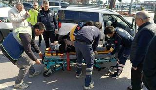 Ref&uuml;je &ccedil;arpan otomobil yan yattı: 1 yaralı