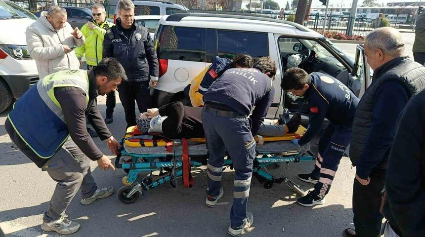 Ref&uuml;je &ccedil;arpan otomobil yan yattı: 1 yaralı