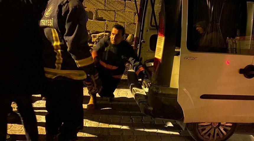 Van&rsquo;ın Edremit il&ccedil;esinde park halindeki kamyonetin motoru yandı