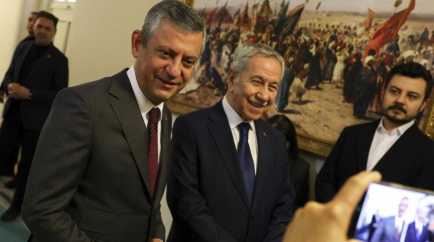 &Ouml;zg&uuml;r &Ouml;zel ve B&uuml;lent Arın&ccedil;&rsquo;tan s&uuml;rpriz g&ouml;r&uuml;şme! İBB davası sorusuna ilgin&ccedil; yanıt: &ldquo;G&uuml;neşin altındaki her şey&hellip;&rdquo;