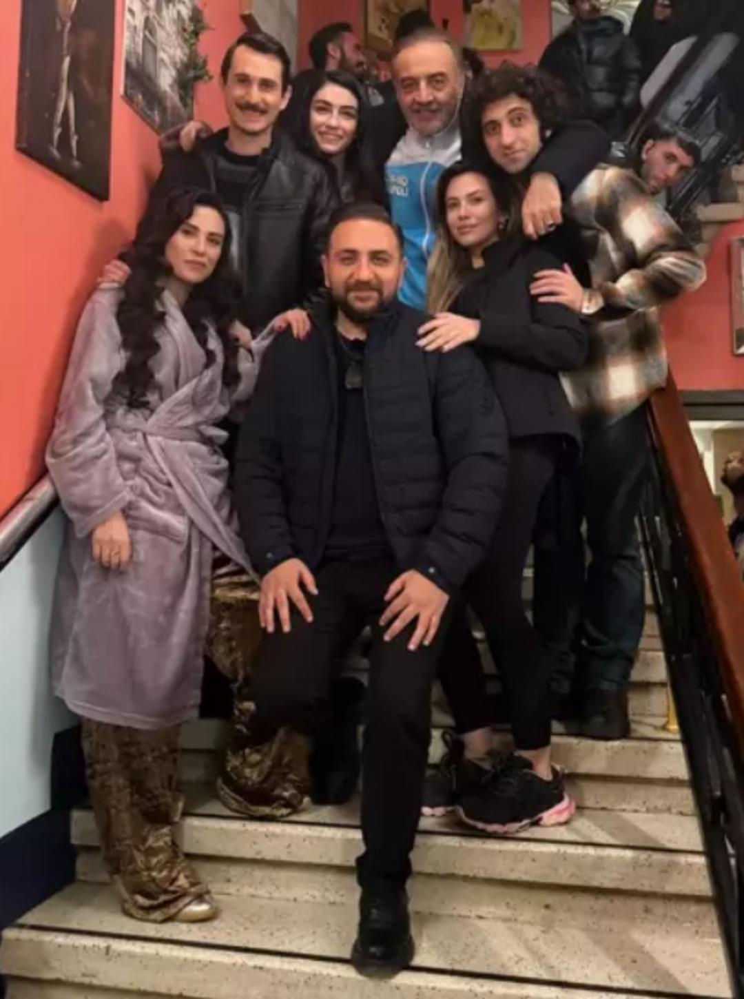 İnci Taneleri başrollerinden peş peşe paylaşım! Kamera arkası g&ouml;r&uuml;nt&uuml;leri koyup...  1