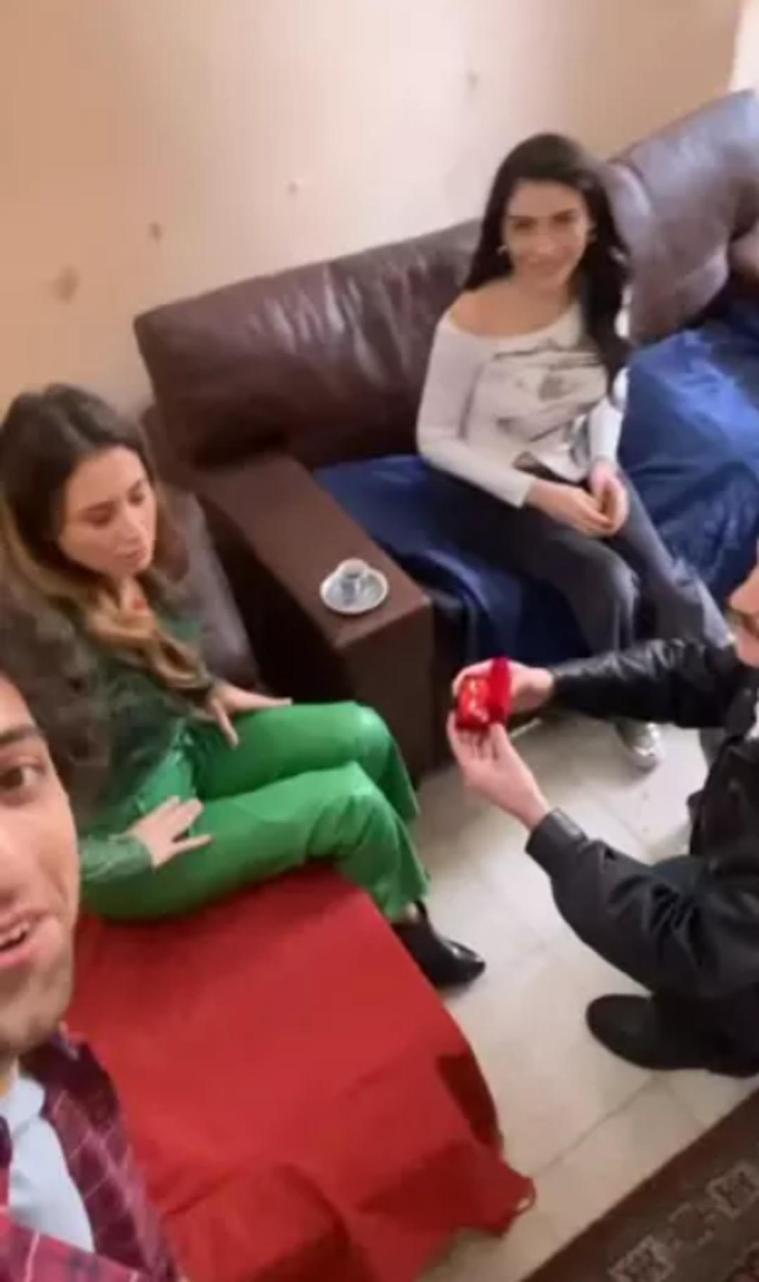 İnci Taneleri başrollerinden peş peşe paylaşım! Kamera arkası g&ouml;r&uuml;nt&uuml;leri koyup...  2