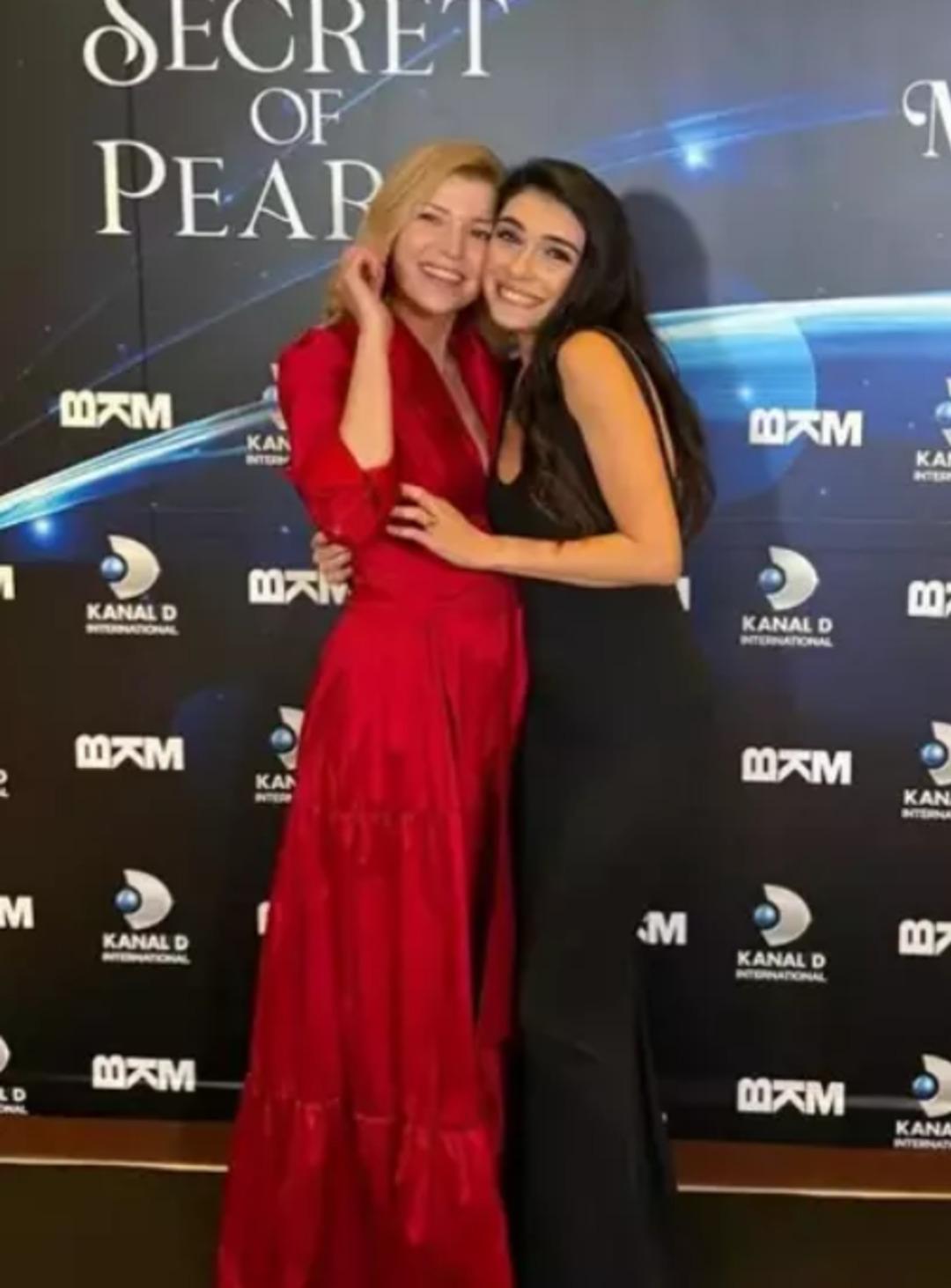 İnci Taneleri başrollerinden peş peşe paylaşım! Kamera arkası g&ouml;r&uuml;nt&uuml;leri koyup...  4