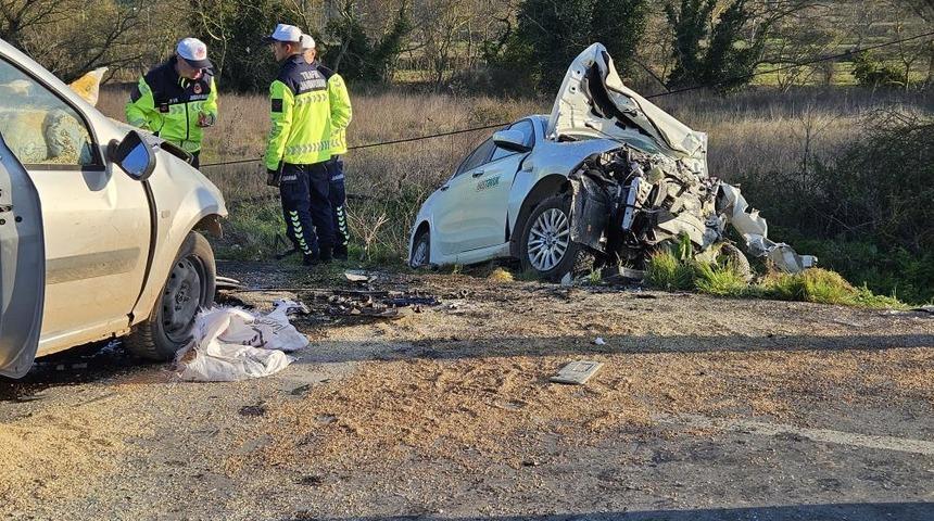 Balıkesir'de meydana gelen trafik kazasında 1 kişi hayatını kaybetti, 2 kişi yaralandı