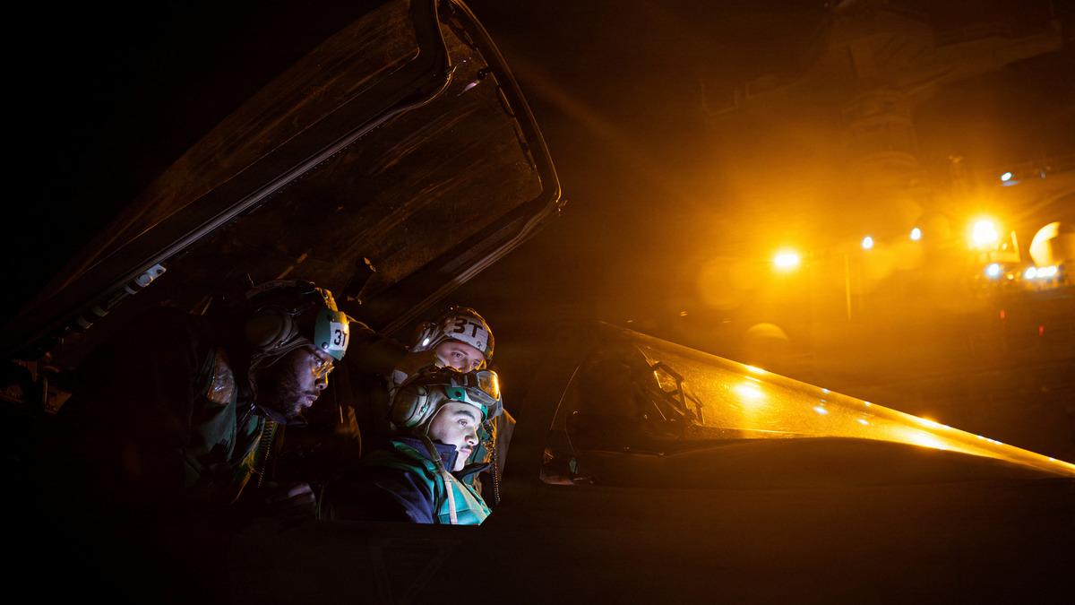 ABD'ye ait USS Gerald R. Ford uçak gemisinde yangın paniği! Yaralılar var - Dünya Haberleri