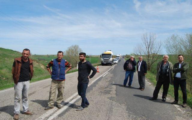 Minibüsle çarpışan traktör ikiye bölündü