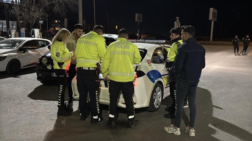 "Egzoz patlatmayı" polis affetmedi: 19 bin 710 lira ceza yiyip arabasından oldu