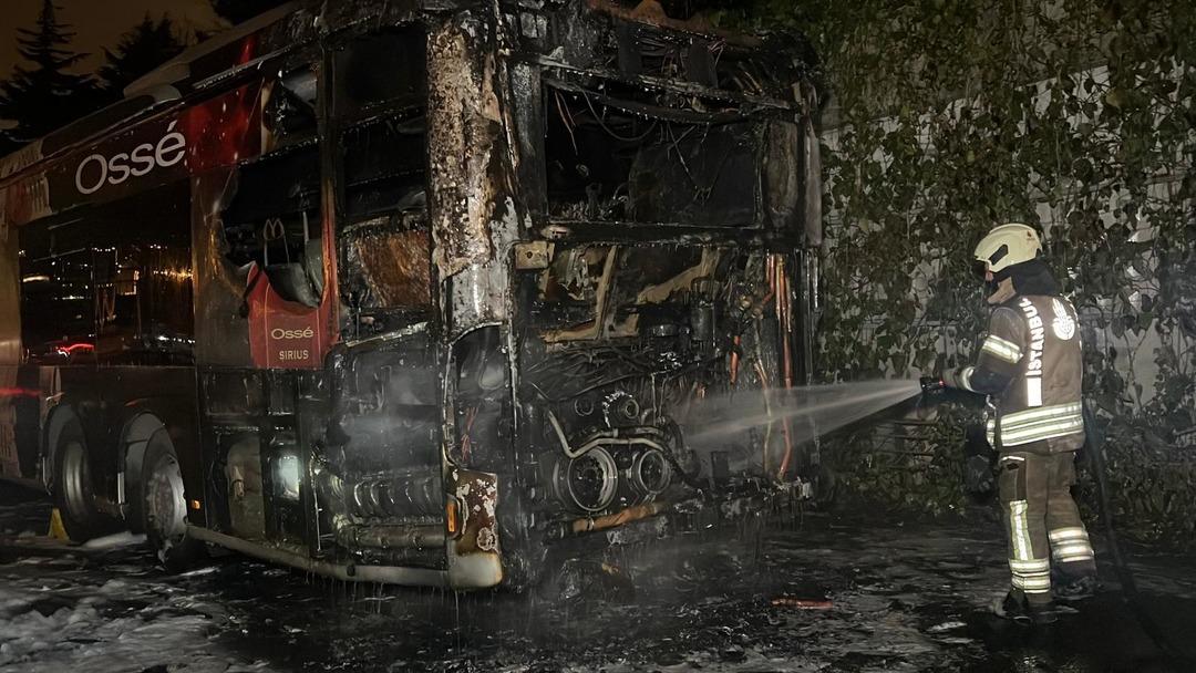 Beşiktaş&rsquo;ta metrob&uuml;s alev alev yandı: 60 yolcu tahliye edildi! 2