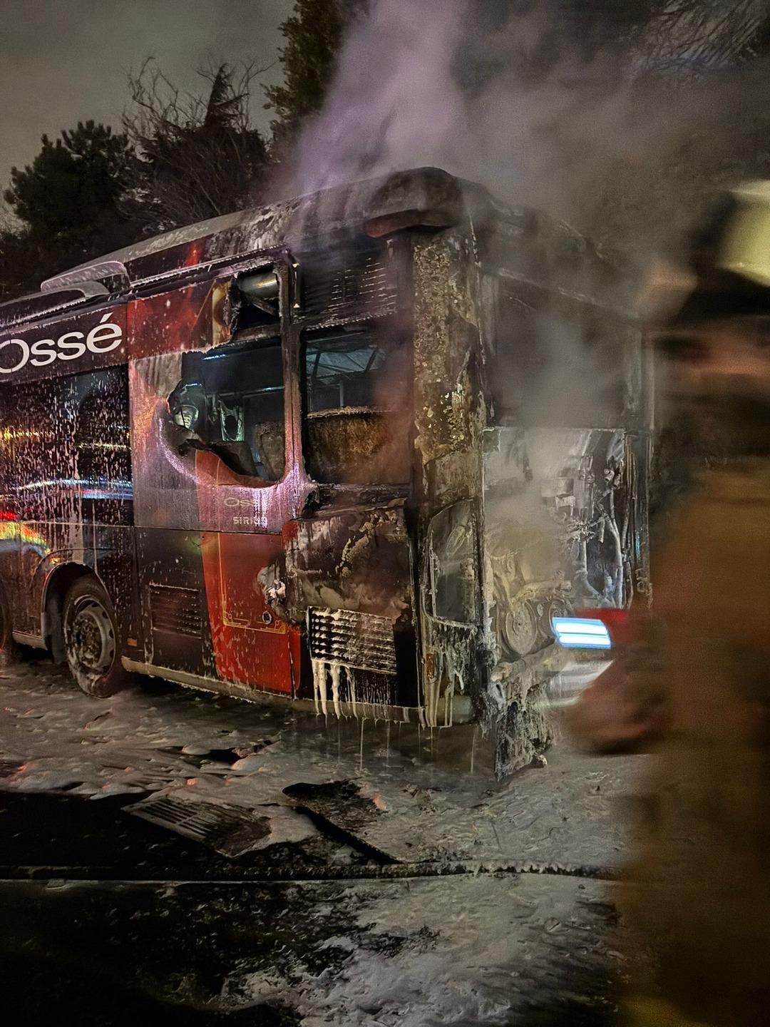 Beşiktaş&rsquo;ta metrob&uuml;s alev alev yandı: 60 yolcu tahliye edildi! 3