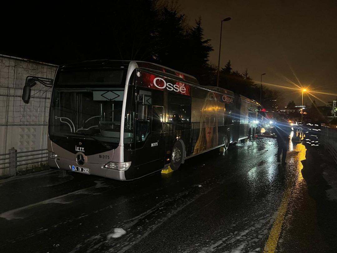Beşiktaş&rsquo;ta metrob&uuml;s alev alev yandı: 60 yolcu tahliye edildi! 1