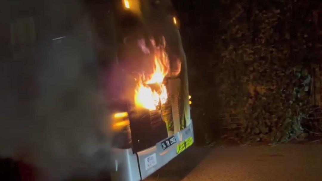 Beşiktaş&rsquo;ta metrob&uuml;s alev alev yandı: 60 yolcu tahliye edildi! 8