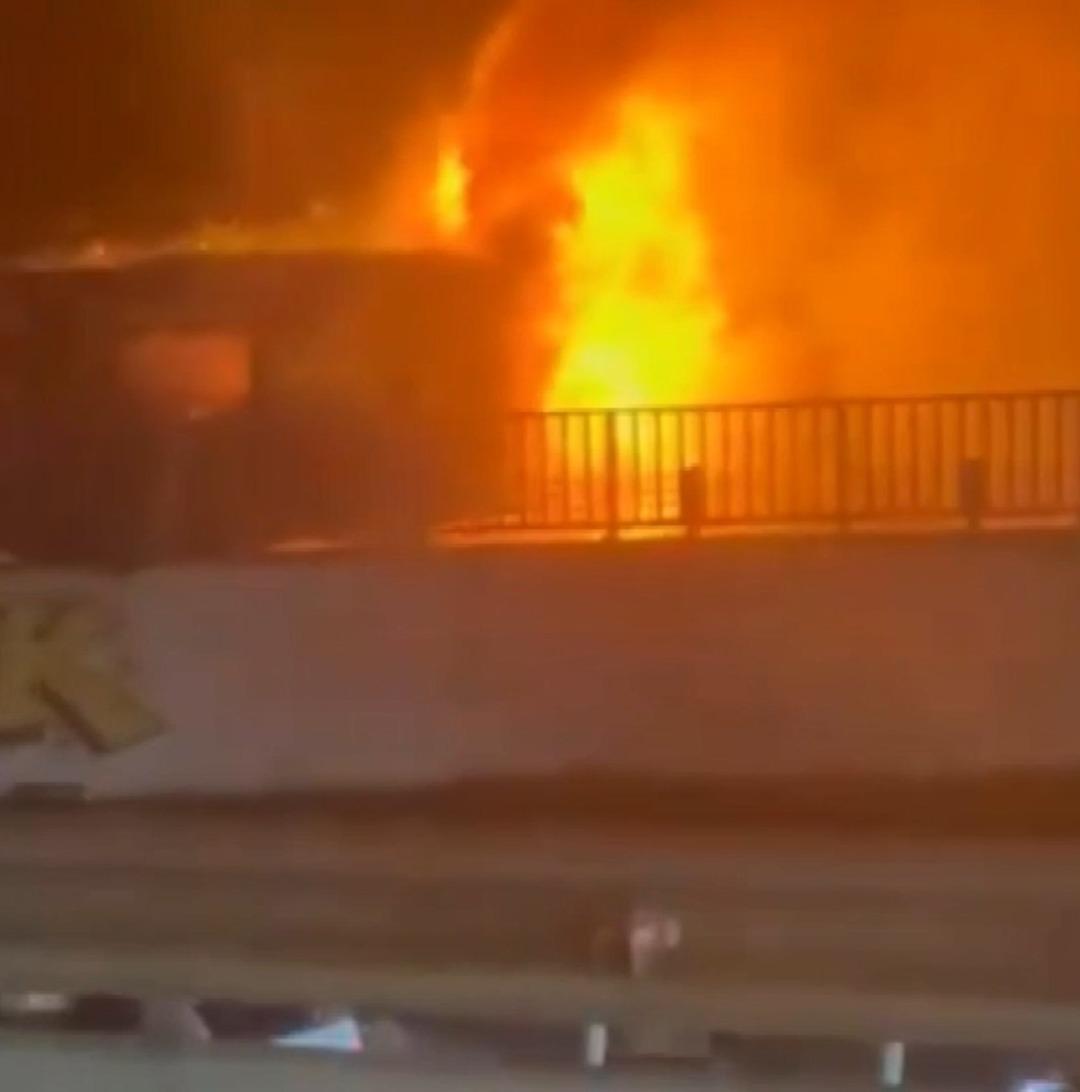 Beşiktaş&rsquo;ta metrob&uuml;s alev alev yandı: 60 yolcu tahliye edildi! 7