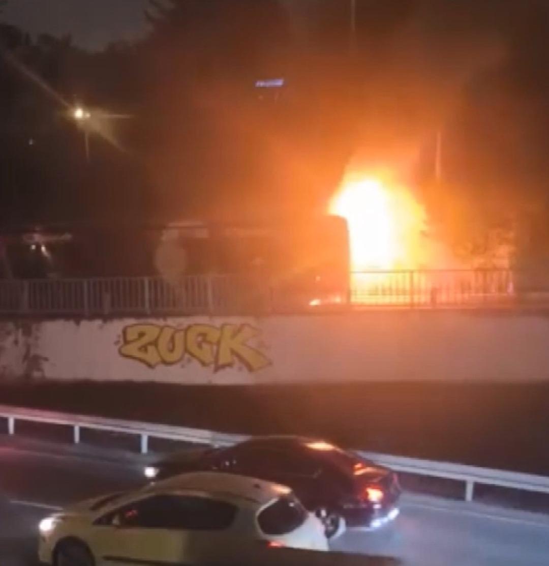 Beşiktaş&rsquo;ta metrob&uuml;s alev alev yandı: 60 yolcu tahliye edildi! 5