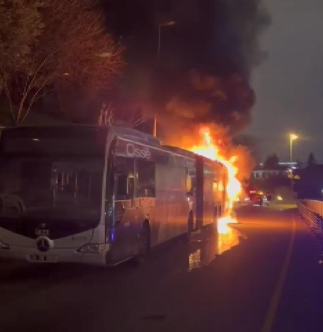 Beşiktaş&rsquo;ta metrob&uuml;s alev alev yandı: 60 yolcu tahliye edildi! 4