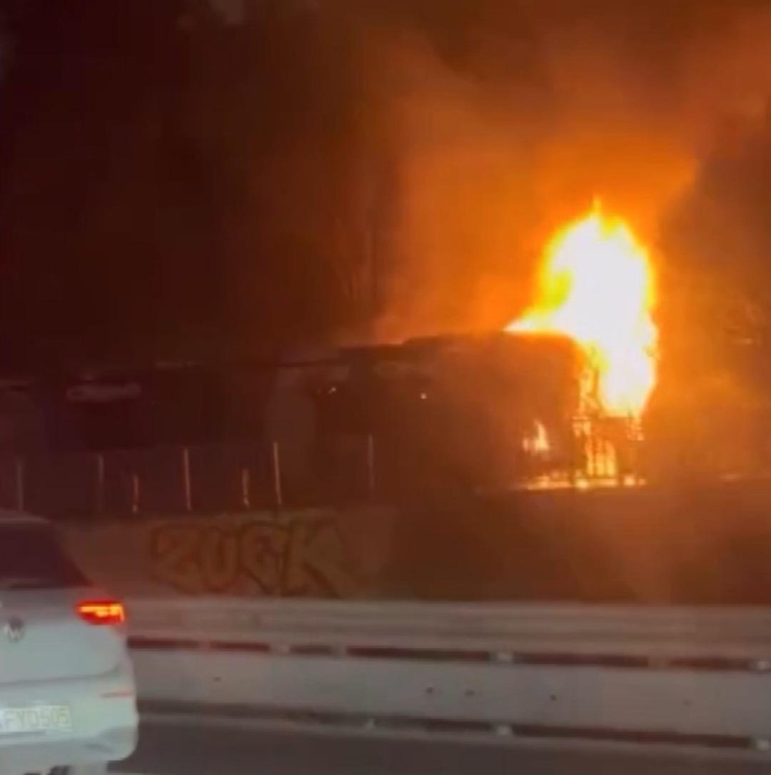 Beşiktaş&rsquo;ta metrob&uuml;s alev alev yandı: 60 yolcu tahliye edildi! 6