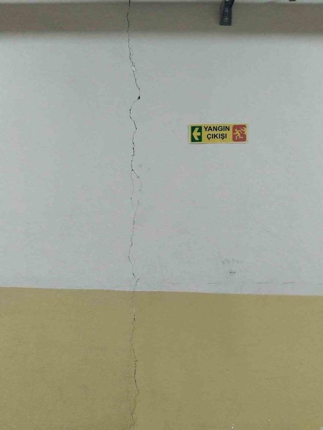 Tokat deprem sonrası tedirgin! Okuldaki g&ouml;r&uuml;nt&uuml; korkuttu 4