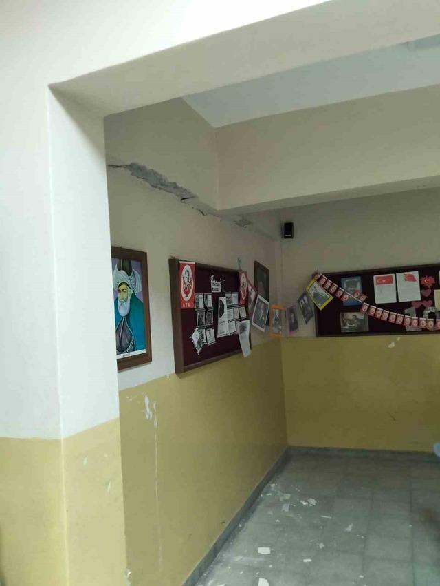 Tokat deprem sonrası tedirgin! Okuldaki g&ouml;r&uuml;nt&uuml; korkuttu 3