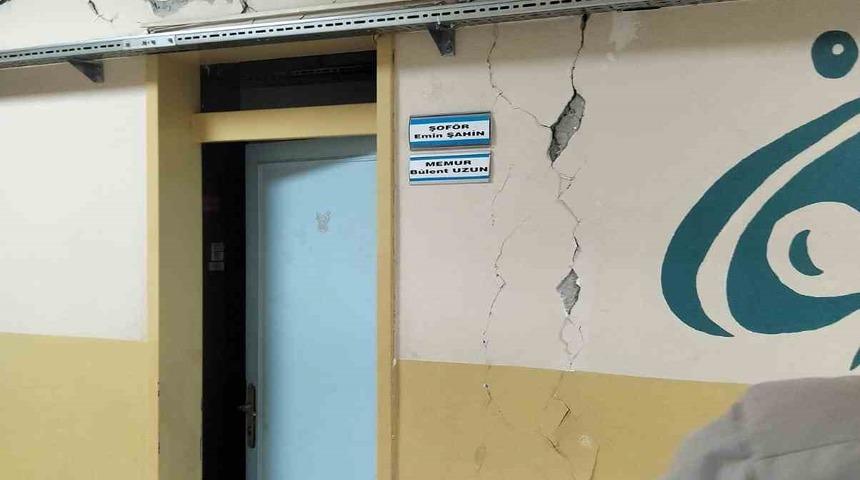 Tokat deprem sonrası tedirgin! Okuldaki g&ouml;r&uuml;nt&uuml; korkuttu