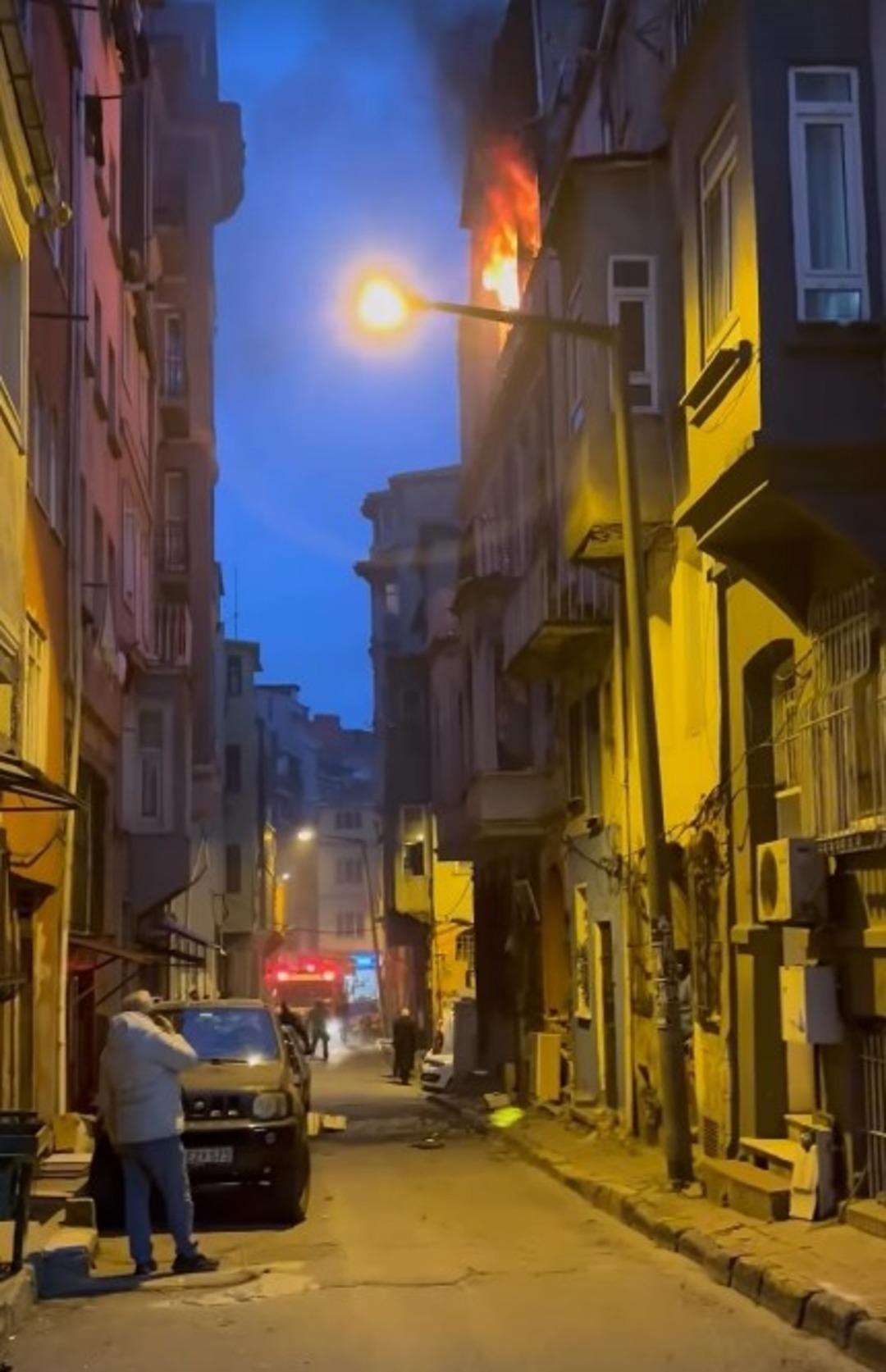 Ufuk &Ouml;zkan ın kardeşi Umut &Ouml;zkan ın sokağında yangın faciası!  Son anda evden &ccedil;ıkabildik  2