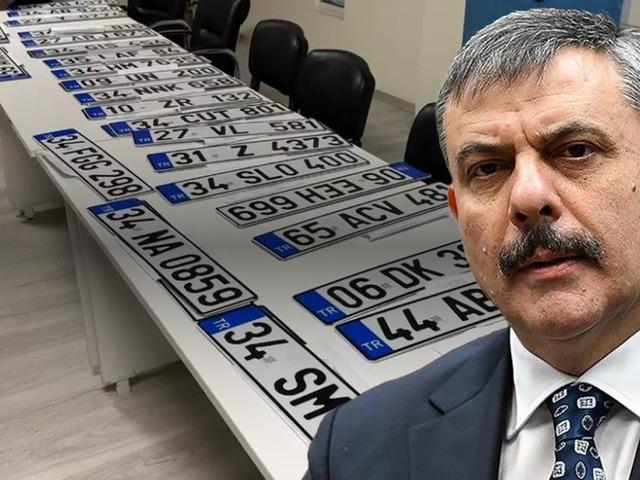 Son g&uuml;nlerdeki g&uuml;ndem olan konu: Bakan &Ccedil;ift&ccedil;i'den 'APP plaka ve multimedyalı ara&ccedil;' a&ccedil;ıklaması! 'Bir an &ouml;nce s&ouml;kt&uuml;r&uuml;n'