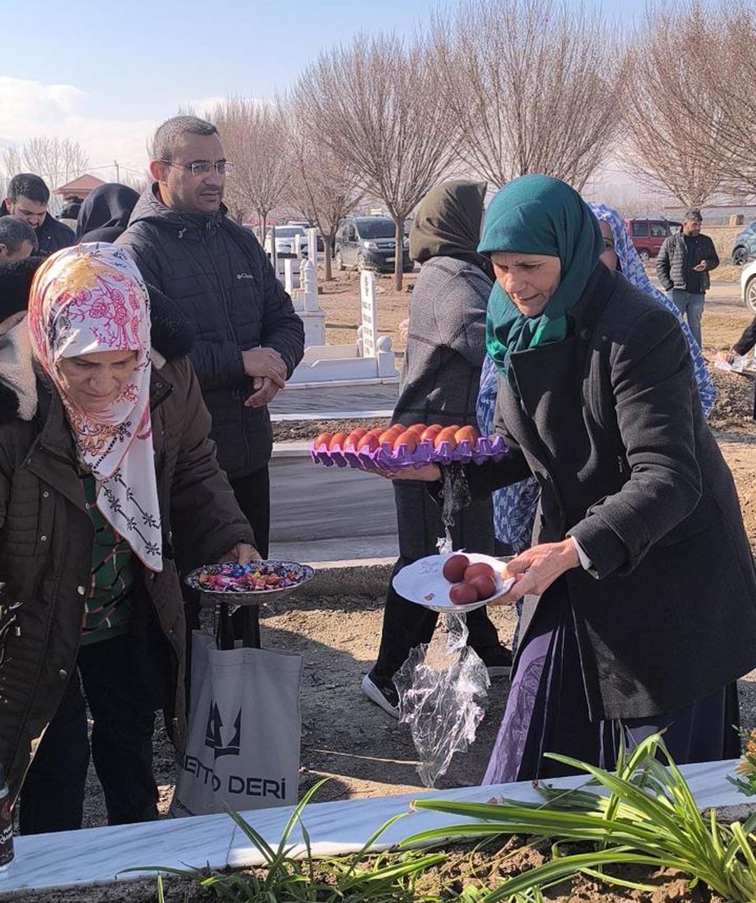 Iğdır da asırlardır s&uuml;rd&uuml;r&uuml;len gelenek: &Ouml;l&uuml;ler bayramı 5