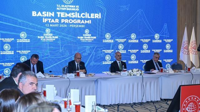 Bakan Uraloğlu: T&uuml;rk sahipli 14 gemi H&uuml;rm&uuml;z'de bekliyor