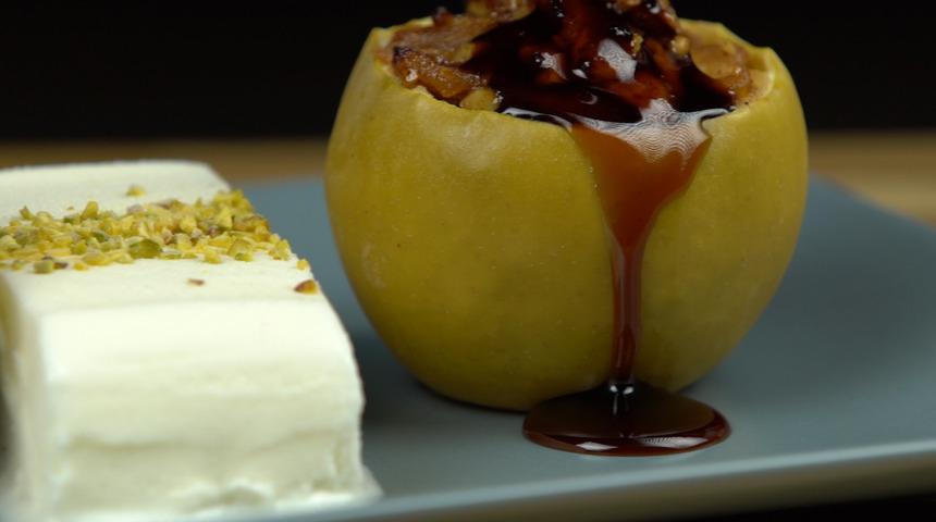 Tüm dolmaları sollar: Cevizli elma dolması