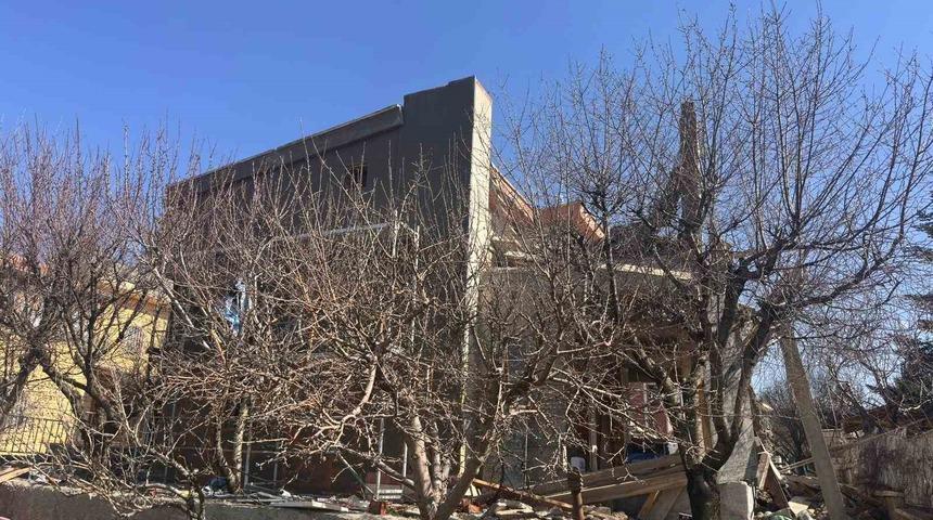 Ankara&rsquo;da inşaat alanında &ccedil;&ouml;kme: 1&rsquo;i ağır, 2 yaralı