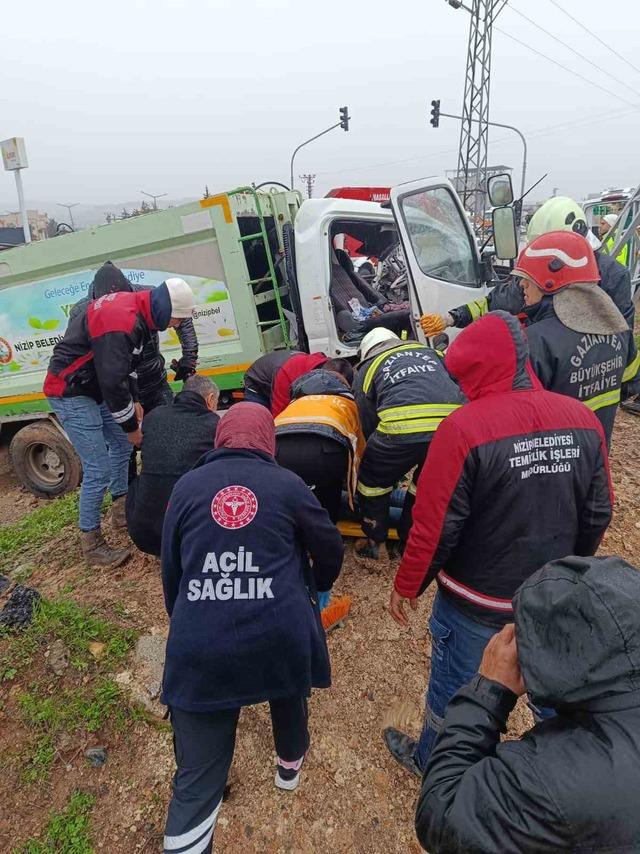 Nizip Belediyesi&rsquo;ne ait ara&ccedil; kaza yaptı: 1 yaralı 2