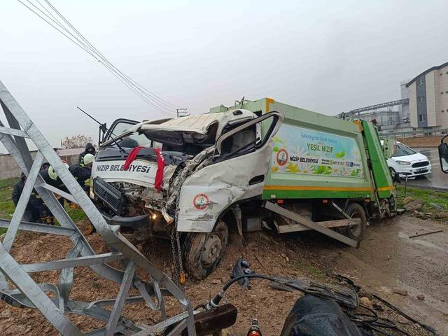 Nizip Belediyesi&rsquo;ne ait ara&ccedil; kaza yaptı: 1 yaralı 1
