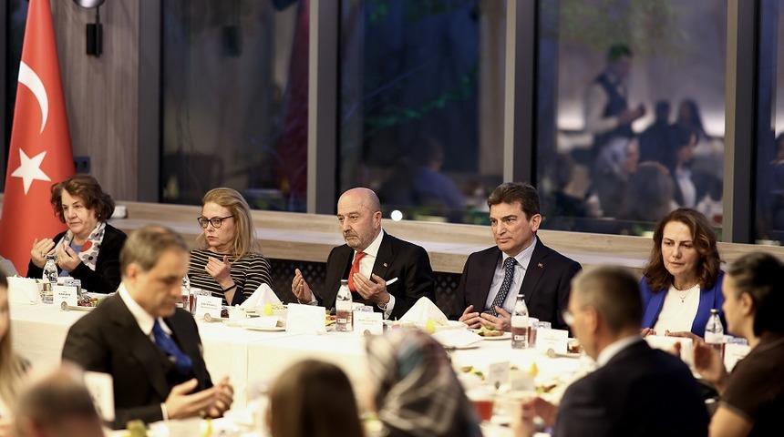 OYAK y&ouml;netimi, şehit aileleriyle iftar programında bir araya geldi