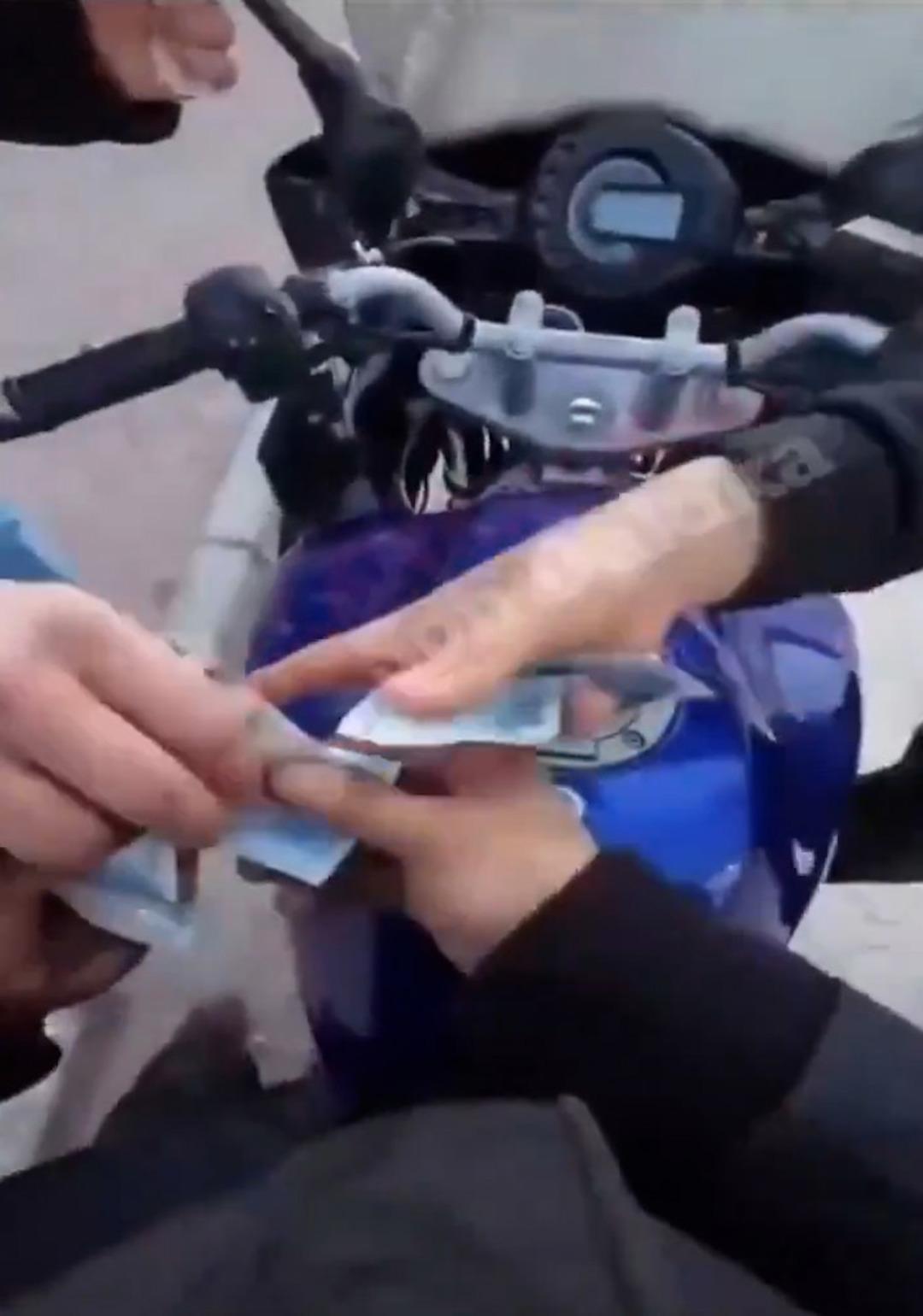 Ankara&rsquo;da g&uuml;peg&uuml;nd&uuml;z gasp! Motosiklet s&uuml;r&uuml;c&uuml;s&uuml;n&uuml;n &ouml;n&uuml;n&uuml; kesip parasını aldılar 3