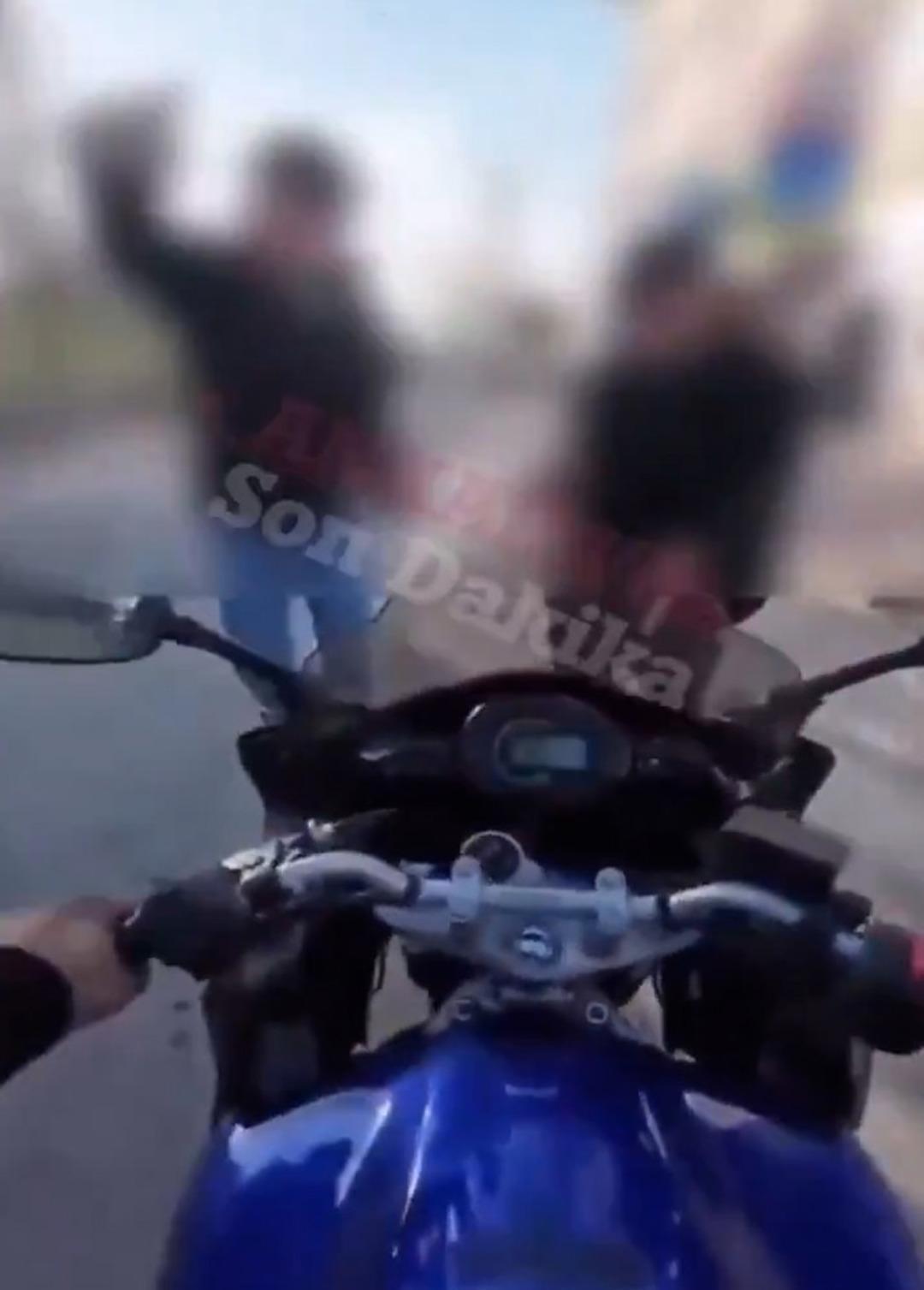 Ankara&rsquo;da g&uuml;peg&uuml;nd&uuml;z gasp! Motosiklet s&uuml;r&uuml;c&uuml;s&uuml;n&uuml;n &ouml;n&uuml;n&uuml; kesip parasını aldılar 1