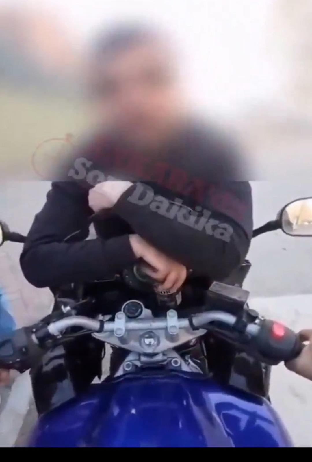 Ankara&rsquo;da g&uuml;peg&uuml;nd&uuml;z gasp! Motosiklet s&uuml;r&uuml;c&uuml;s&uuml;n&uuml;n &ouml;n&uuml;n&uuml; kesip parasını aldılar 2