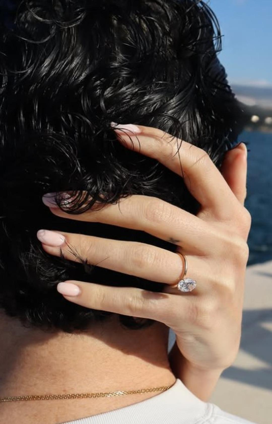 D&uuml;nyanın en g&uuml;zel kızı Thylane Blondeau evleniyor! Y&uuml;z&uuml;ğ&uuml;n&uuml;n değeri dudak u&ccedil;uklattı 5