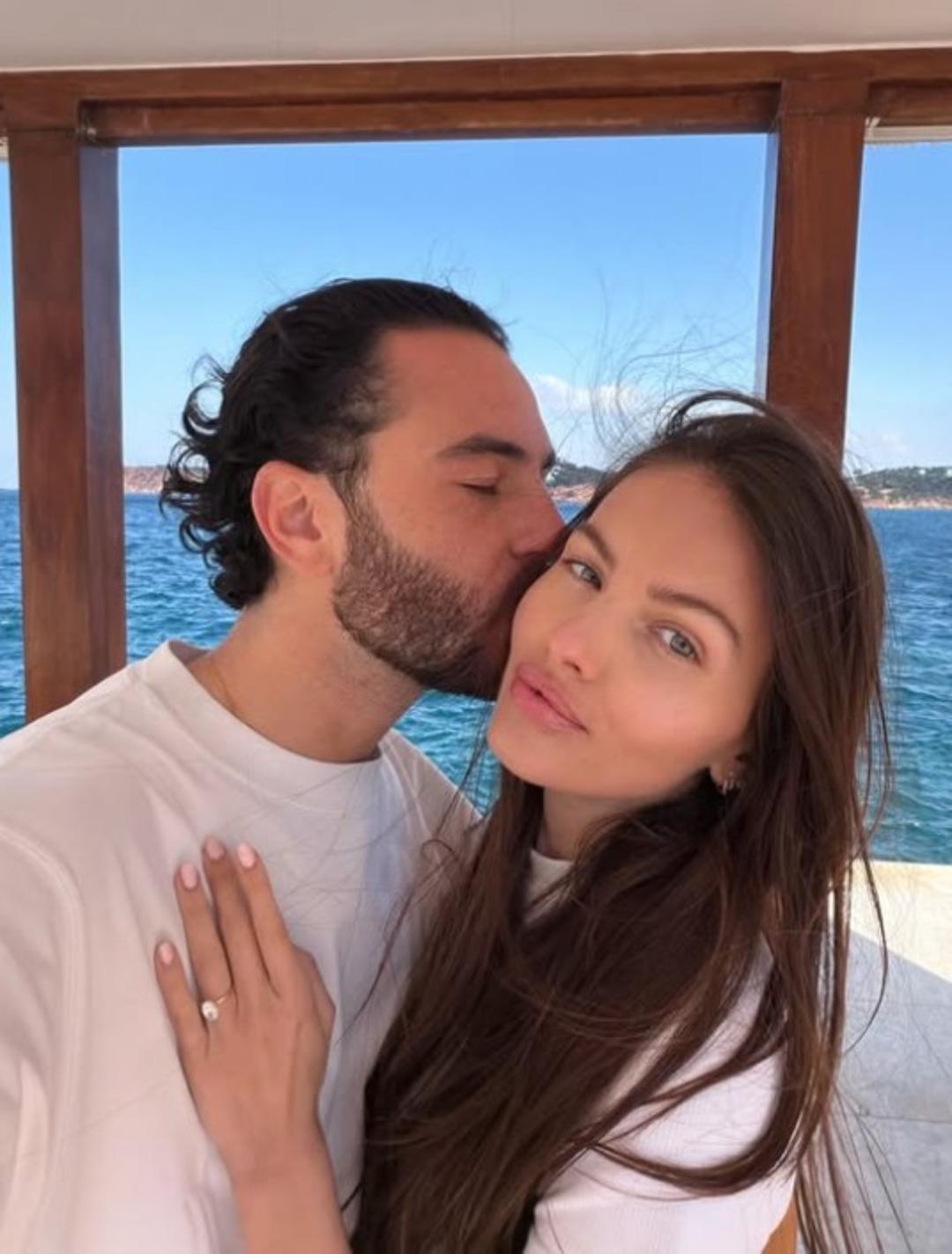 D&uuml;nyanın en g&uuml;zel kızı Thylane Blondeau evleniyor! Y&uuml;z&uuml;ğ&uuml;n&uuml;n değeri dudak u&ccedil;uklattı 2