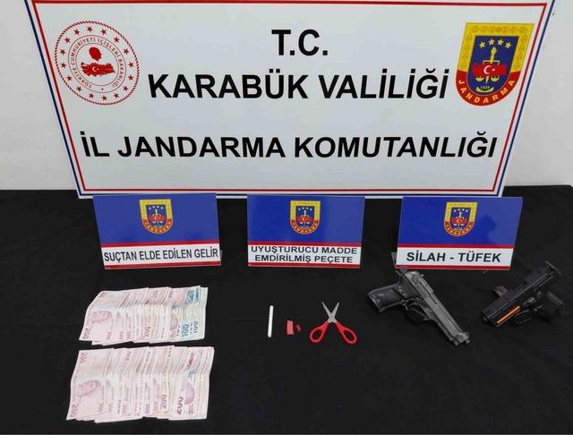 Karab&uuml;k&rsquo;te jandarmadan ka&ccedil;ak&ccedil;ılık ve uyuşturucu operasyonu: Silah, uyuşturucu ve ka&ccedil;ak telefon ele ge&ccedil;irildi 3